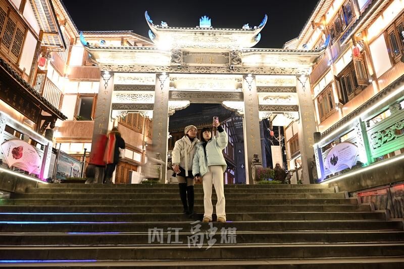 内江：市民打卡景点 光绘迎接新年-4.jpg