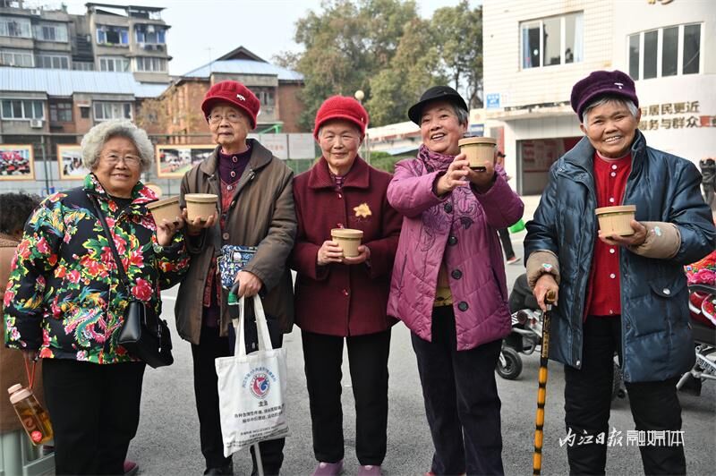 3万份“粥到”！内江这群人免费派送腊八粥-2.jpg