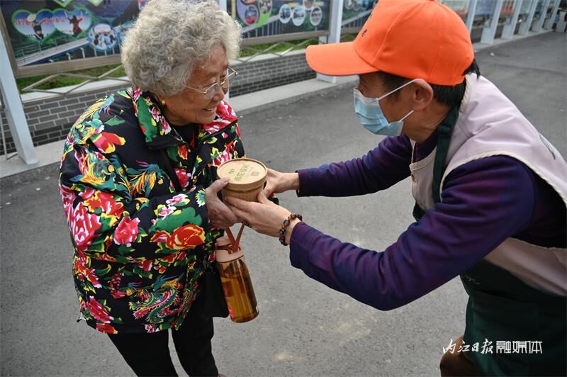 3万份“粥到”！内江这群人免费派送腊八粥-1.jpg