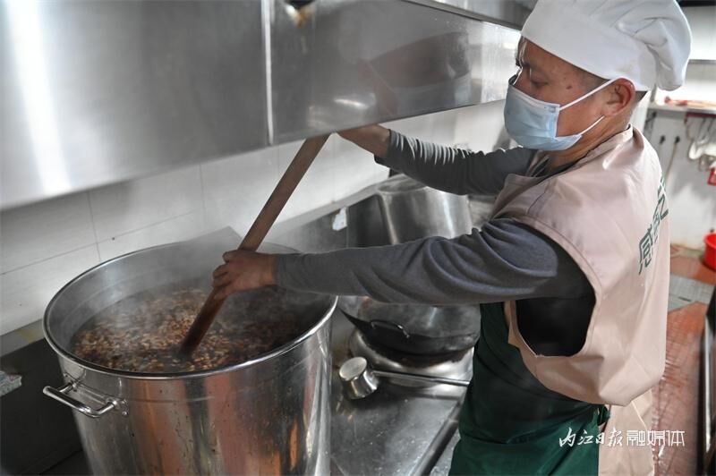 3万份“粥到”！内江这群人免费派送腊八粥-4.jpg