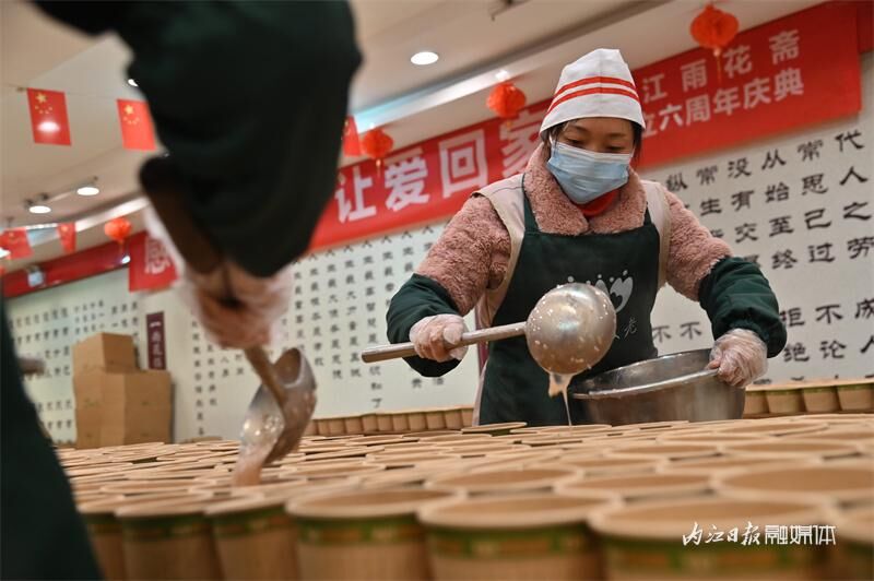 3万份“粥到”！内江这群人免费派送腊八粥-7.jpg