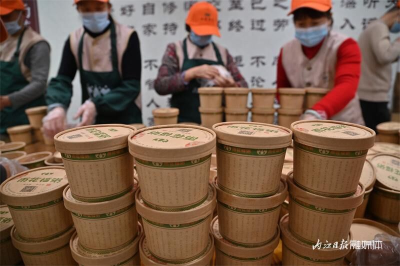 3万份“粥到”！内江这群人免费派送腊八粥-10.jpg