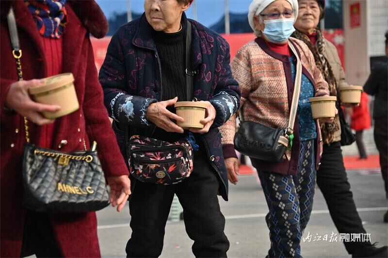 3万份“粥到”！内江这群人免费派送腊八粥-11.jpg