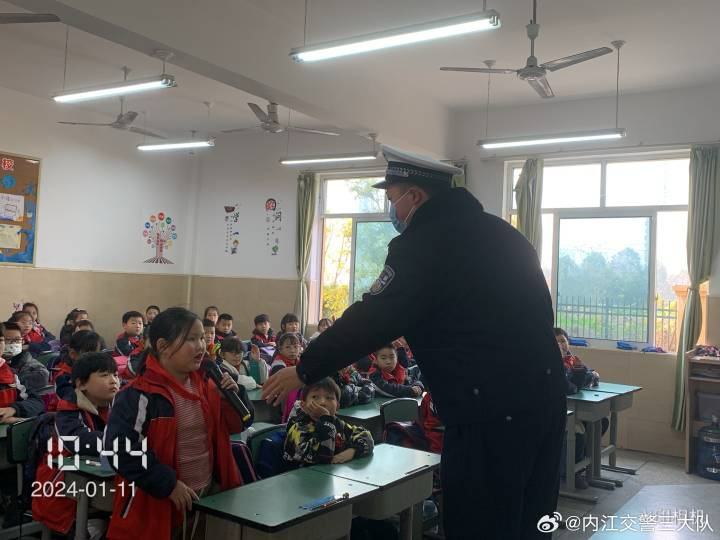 内江交警支队：冬季宣传零距离，警民共筑平安路-3.png