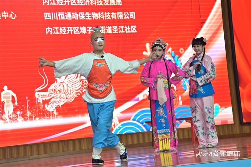 “有过年的氛围！”文艺惠民巡演走进内江经开区-2.jpg