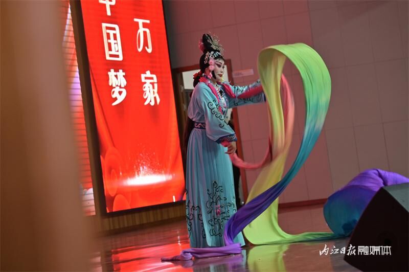 “有过年的氛围！”文艺惠民巡演走进内江经开区-7.jpg