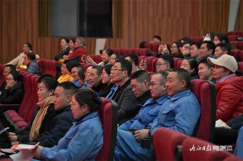“有过年的氛围！”文艺惠民巡演走进内江经开区-10.jpg