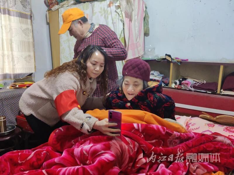 内江经开区壕子口路社区：上门服务，确保老人享受福利-1.jpeg