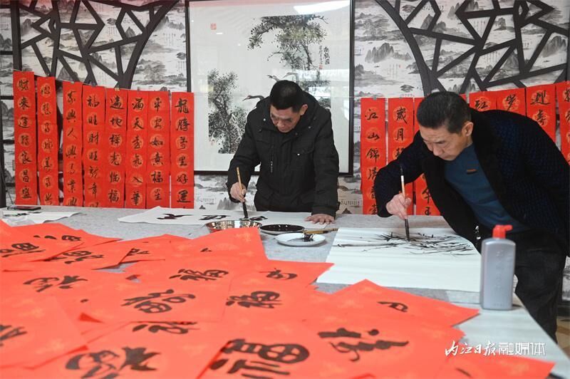 福到了！书画家到内江下元村送春联、福字-2.jpeg