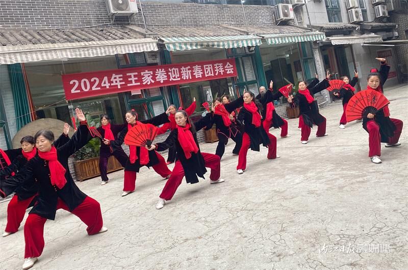 弘扬非遗文化！内江王家拳以武迎新春-1.jpg