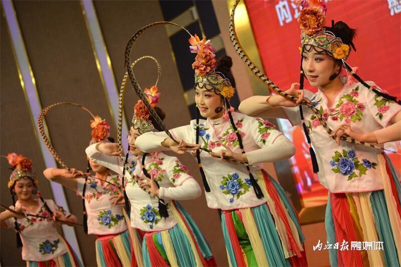 看演出、领礼品、吃年饭，内江这场活动让返乡农民工乐开了怀！-9.jpeg