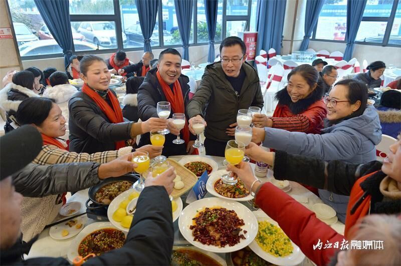 看演出、领礼品、吃年饭，内江这场活动让返乡农民工乐开了怀！-18.jpeg