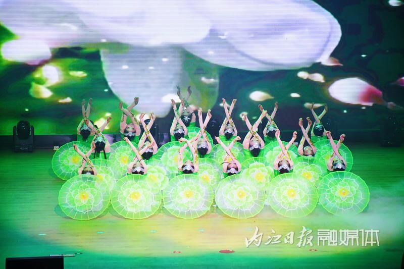 威远县第二届少儿春晚精彩纷呈：276名孩子演出“一场好戏”-5.jpg