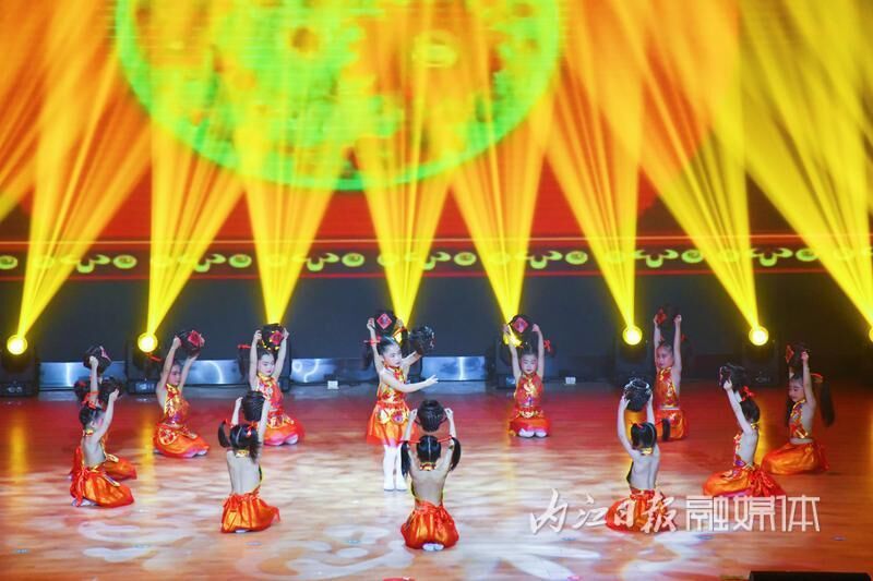 威远县第二届少儿春晚精彩纷呈：276名孩子演出“一场好戏”-7.jpg