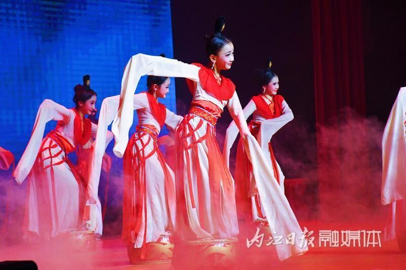 威远县第二届少儿春晚精彩纷呈：276名孩子演出“一场好戏”-3.jpg