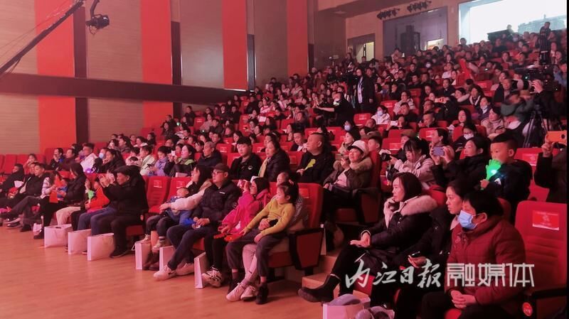 威远县第二届少儿春晚精彩纷呈：276名孩子演出“一场好戏”-8.jpg