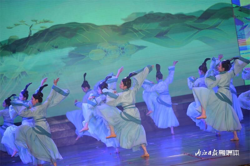 龙跃甜城•福满甜都——内江市2024年迎春文艺晚会掠影-5.jpg