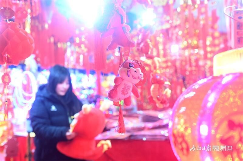 内江：龙年饰品走俏 新春年味渐浓-2.jpeg