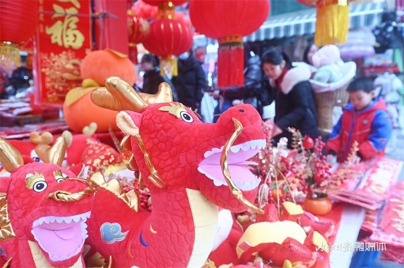 内江：龙年饰品走俏 新春年味渐浓-3.jpeg