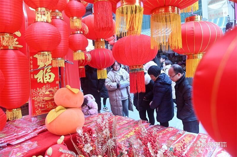 内江：龙年饰品走俏 新春年味渐浓-4.jpeg