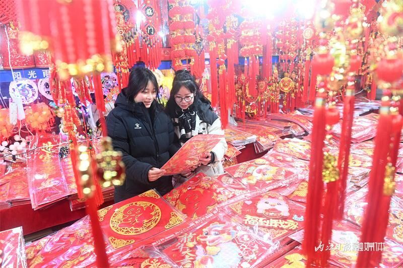 内江：龙年饰品走俏 新春年味渐浓-9.jpeg
