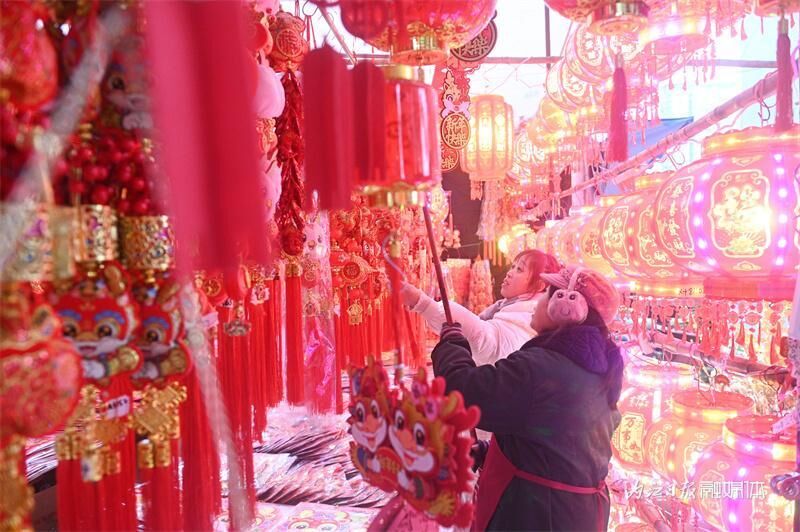 内江：龙年饰品走俏 新春年味渐浓-10.jpeg
