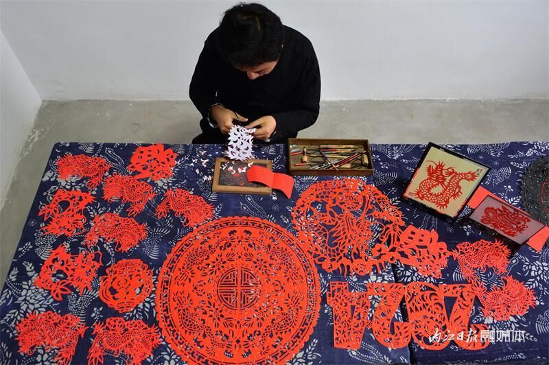 祥龙迎春！内江非遗传承人剪纸送祝福-2.jpeg