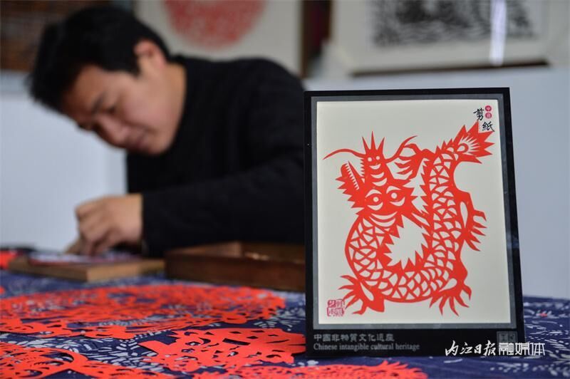 祥龙迎春！内江非遗传承人剪纸送祝福-4.jpeg