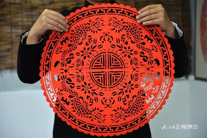 祥龙迎春！内江非遗传承人剪纸送祝福-7.jpeg