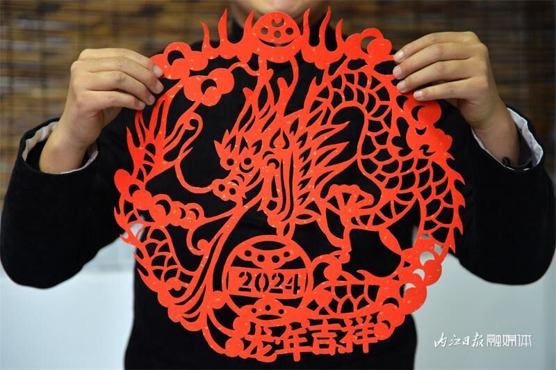 祥龙迎春！内江非遗传承人剪纸送祝福-5.jpeg