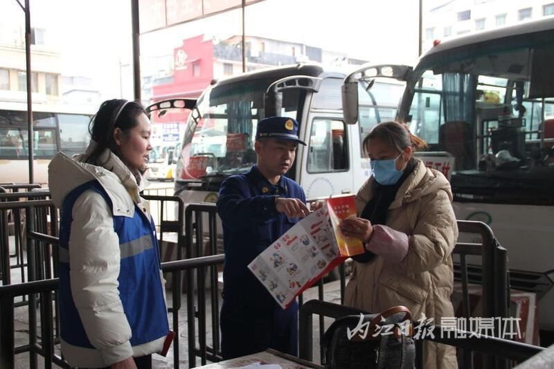 积极宣传消防安全 内江消防护航春运回家路-1.jpeg