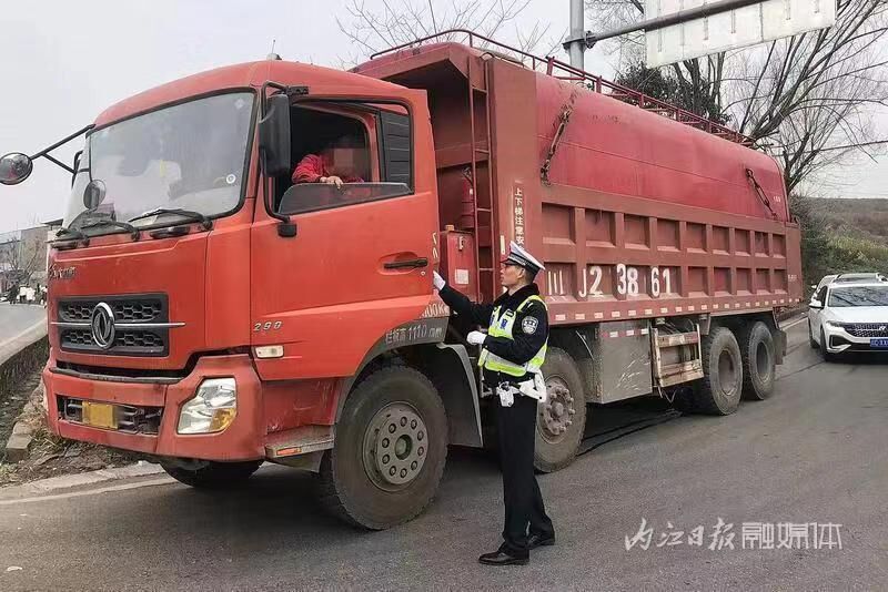 内江交警：以己之坚守，换路之畅通-2.jpg