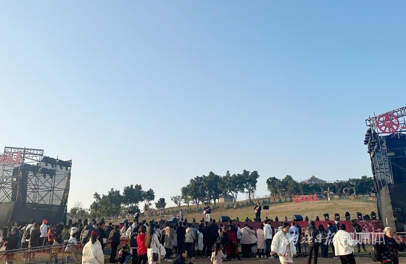 “甜橙”草地音乐节：“悠悠民谣”唱出你的故事——-1.jpg