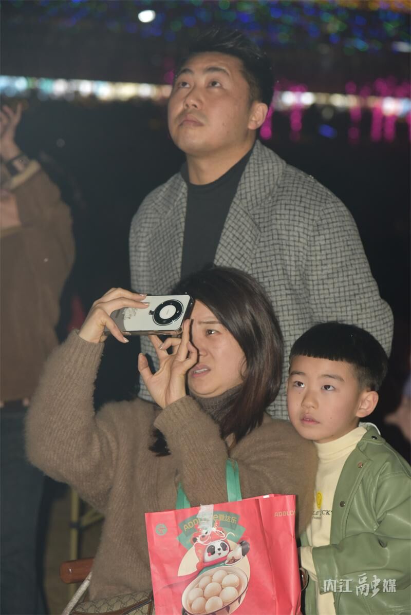 灯火辉煌！内江这里好热闹！-6.jpg