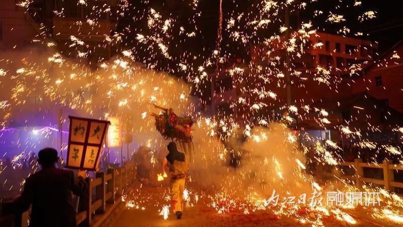 威远邀您看火舞铁花、龙游夜空，感受非遗文化的独特魅力-2.jpg