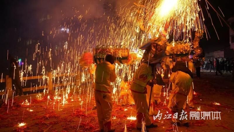 威远邀您看火舞铁花、龙游夜空，感受非遗文化的独特魅力-4.jpg