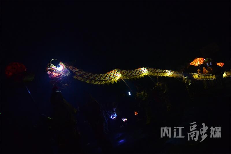 精彩绝伦！内江非遗“永东火龙”闹新春-2.jpg