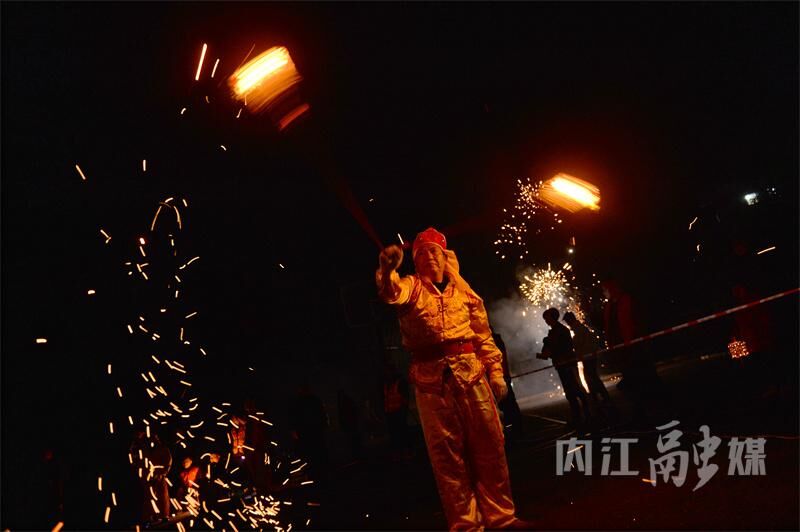 精彩绝伦！内江非遗“永东火龙”闹新春-4.jpg