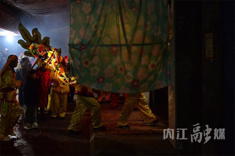 精彩绝伦！内江非遗“永东火龙”闹新春-3.jpg