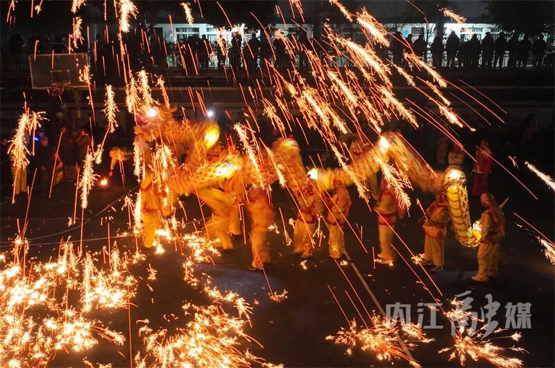 精彩绝伦！内江非遗“永东火龙”闹新春-11.jpg