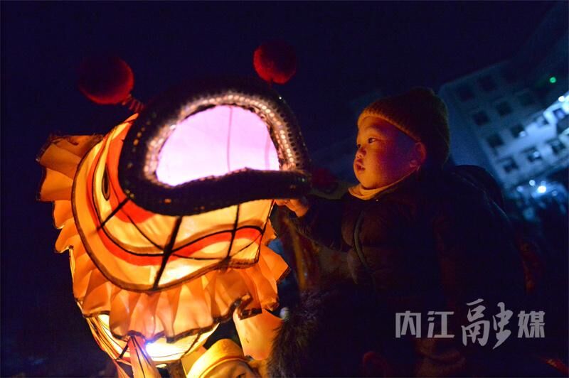 精彩绝伦！内江非遗“永东火龙”闹新春-12.jpg