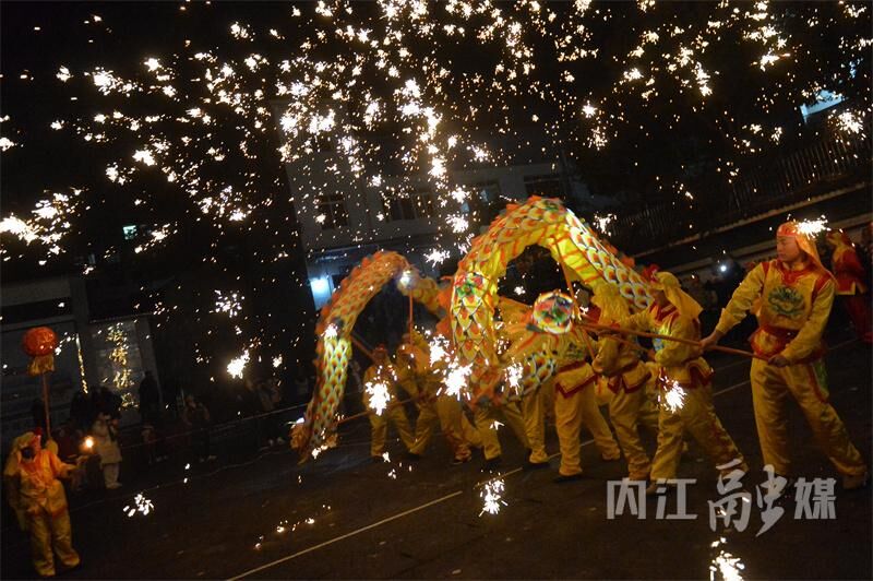 精彩绝伦！内江非遗“永东火龙”闹新春-7.jpg