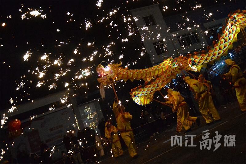 精彩绝伦！内江非遗“永东火龙”闹新春-6.jpg