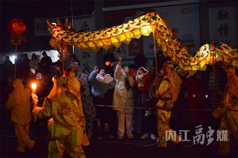 精彩绝伦！内江非遗“永东火龙”闹新春-10.jpg