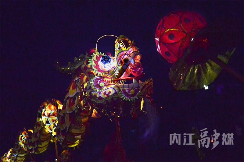 精彩绝伦！内江非遗“永东火龙”闹新春-9.jpg