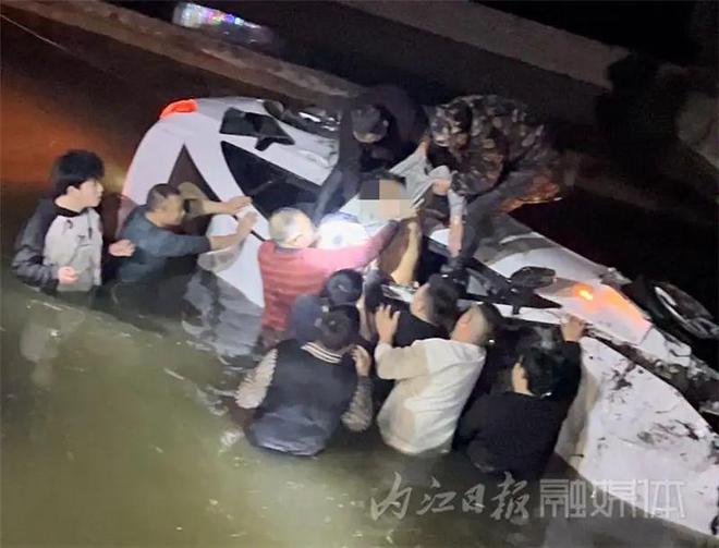 感动！资中一轿车“冲”进池塘，十余群众跳水救出被困驾驶员-2.jpg