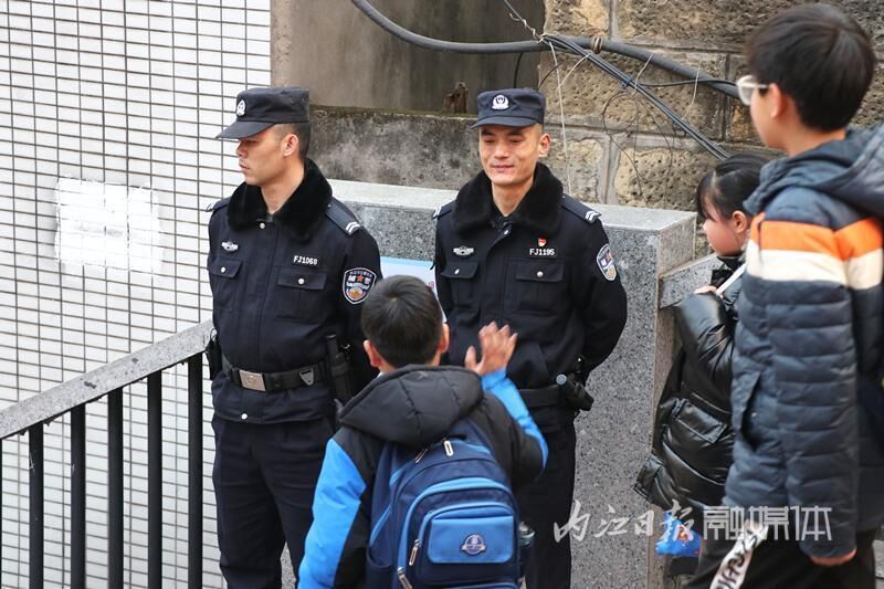 内江市中区：“摆”出来的警务，为社区治理注入“藏蓝力量”-2.jpeg
