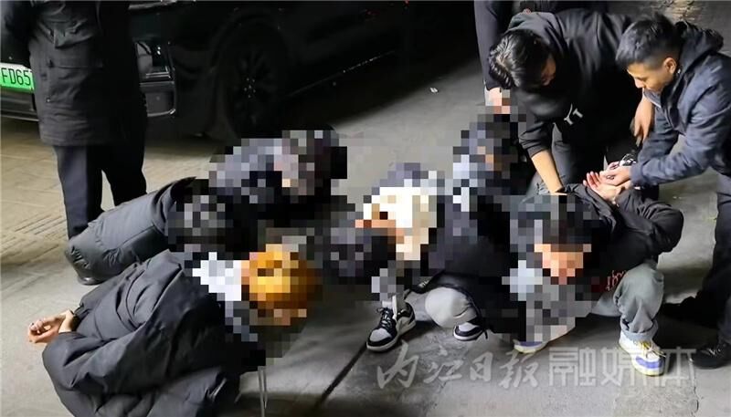 “除夕夜”5人砸车窗盗窃 威远公安12小时破案-1.jpeg