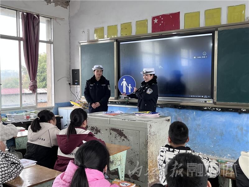上好“开学第一课”，隆昌交警进校园-2.jpeg
