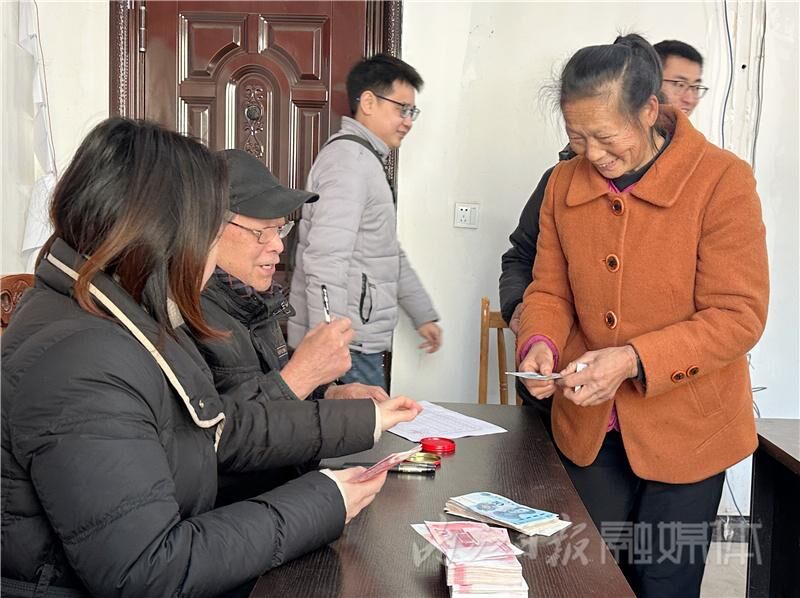 太好了！东兴区14名村民拿到了拖欠多年的工资-3.jpeg